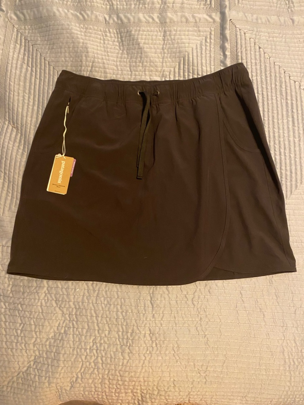 Patagonia NWT Large Women's Black Fleetwith Skort with Drawstring